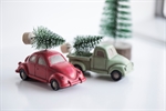 Juletræ på fod fra Ib Laursen ved biler  - Tinashjem